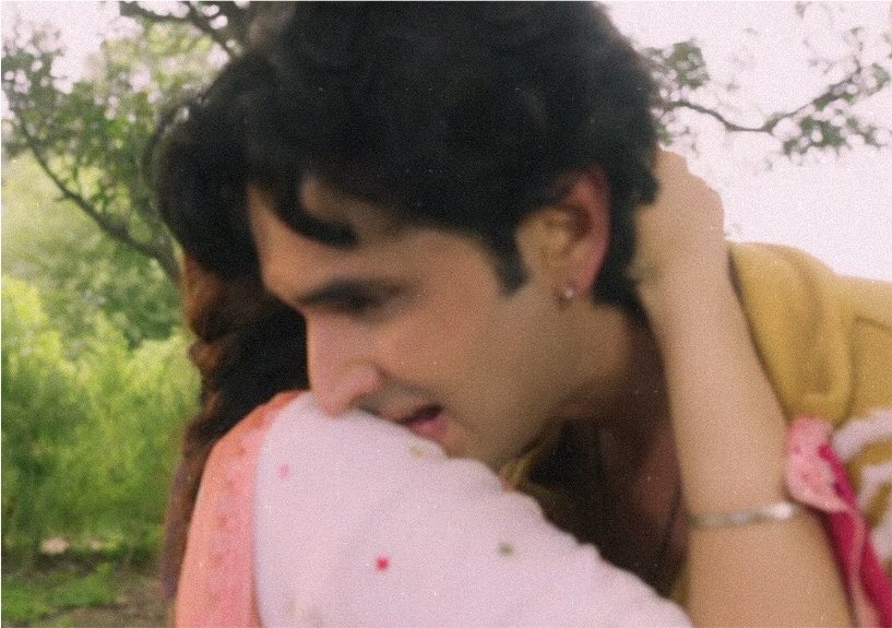 paavsfeels's tweet photo. The way she calms him down😭🫶
In love with this entire sequence🥺😭❤️

#tujulietjattdi https://t.co/wJBiZCshMM