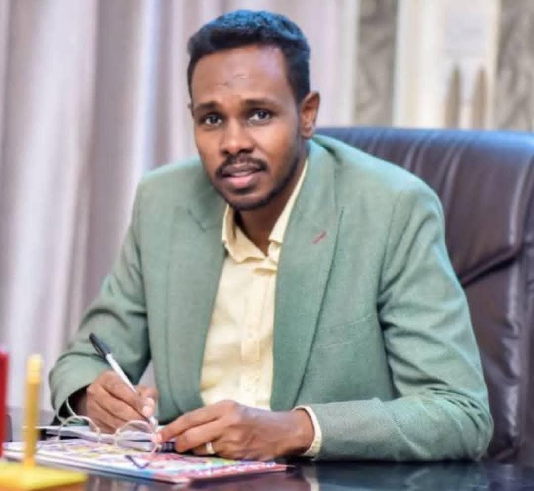 omeralmona's tweet photo. #مشاهدات_عمر_المونه
حُرّاس التعليم

عانى السودانيون في سنوات الاغتراب من تحدياتٍ كثيرة أثّرت في جودة التعليم، حتى أصبح البحث عن مدرسة تحفظ مستوى التعليم السوداني هاجسًا يؤرق كثيرًا من الأسر.
لكن، وكما يقال: ربَّ ضارةٍ نافعة.
فعندما أجبرت الحرب أبناء السودان على الهجرة بحثًا عن الأمن والأمان، لم تهاجر الأسر وحدها، بل هاجرت معها العقول والكفاءات، وكان التعليم من أعظم ما حمله السودانيون معهم. فحيثما حلّوا، حملوا رسالة العلم، ورسّخوا قيم الانضباط والإخلاص التي عُرف بها المعلم السوداني.
ومن بين هذه النماذج المشرقة، برزت منظومة مدارس الدكتور أبو ذر الكودة، التي استطاعت أن تقدم صورة مشرّفة للتعليم السوداني خارج الوطن. فقد أثبتت أن جودة التعليم لا تُقاس بالمباني الفخمة، وإنما بالكفاءات التي تؤمن برسالتها، وبالقيادة التي تجعل الطالب محور العملية التعليمية.
لقد كنت شاهدًا على هذه التجربة المميزة، فرأيت منظومة تعمل بدقة، وإدارة تؤمن بالتطوير، ومعلمين يؤدون رسالتهم بإخلاص، لا يشغلهم سوى الارتقاء بمستوى طلابهم علمًا وتربيةً وأخلاقًا.
ويستحق الدكتور أبو ذر الكودة كل التقدير؛ فهو لم يكتفِ بإدارة مؤسسة تعليمية، بل أسهم في بناء نموذج تربوي يُعيد الثقة في التعليم السوداني، ويؤكد أن الاستثمار الحقيقي يبدأ من الإنسان. فالرؤية الواضحة، والإدارة الحكيمة، والحرص على الجودة، هي الركائز التي صنعت هذا النجاح، وجعلت المدرسة منارةً للعلم ومحل ثقة أولياء الأمور.
إن الأوطان لا يحرس حدودها الجنود وحدهم، بل يحرس مستقبلها أيضًا رجال التعليم الذين يصنعون العقول، ويغرسون القيم، ويؤسسون لأجيال تحمل العلم والأخلاق معًا. وهؤلاء هم الحراس الحقيقيون للمستقبل.
كل التحية للدكتور أبو ذر الكودة، ولكل معلم وإداري مخلص، جعل من التعليم رسالة، ومن الإتقان منهجًا، ومن بناء الإنسان أعظم إنجاز.

#عمر_المونه