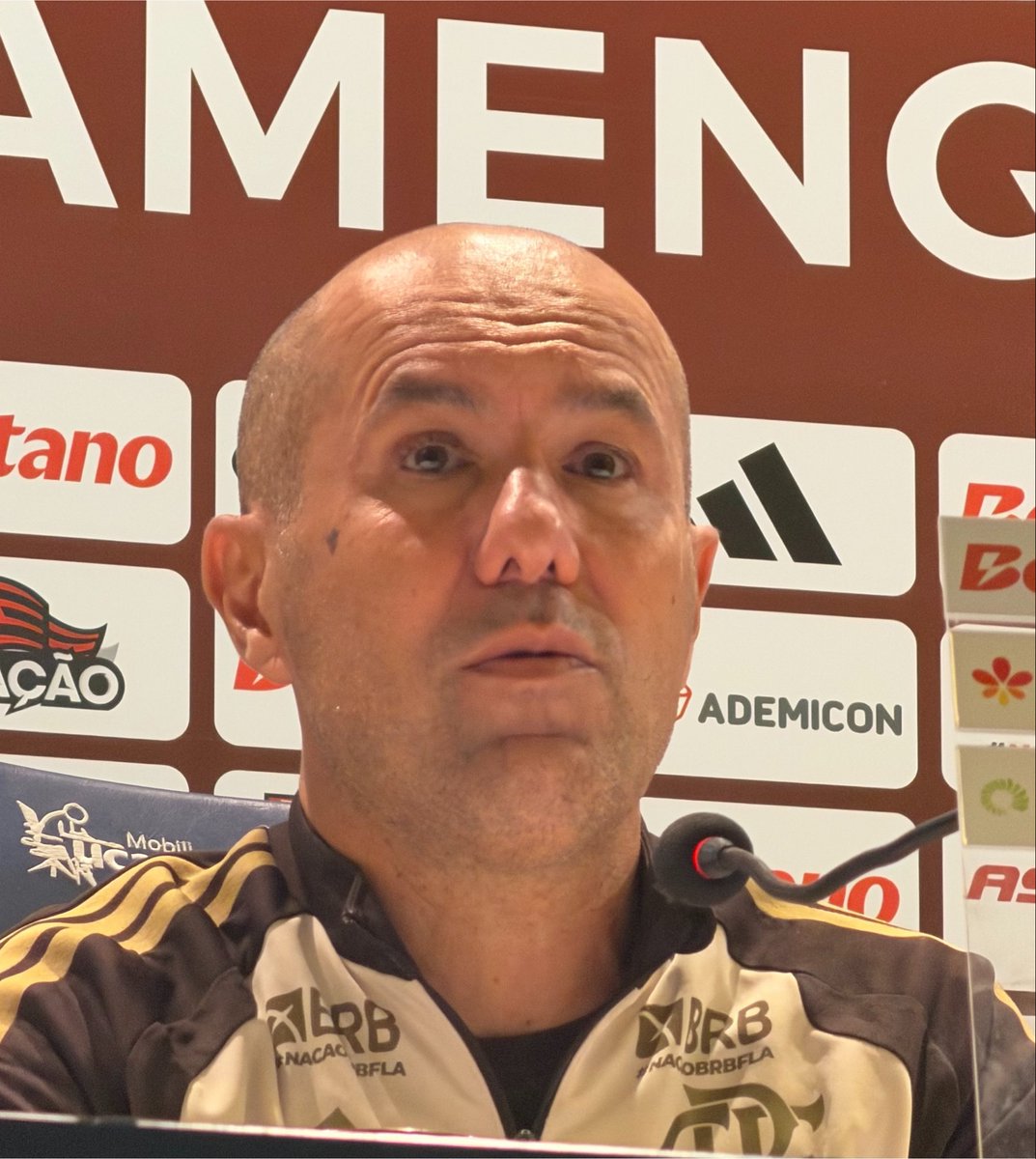 simpraisa's tweet photo. Leonardo Jardim:

"Eu pretendi reunir o grupo agora nessa pausa, pois ainda não conseguimos. Estávamos em viagem, outros vindo de lesão... o Paquetá também começa a treinar e vamos ter o grupo fechado. Acredito que vamos recuperar o nosso DNA e aquilo que jogamos antes da Copa" https://t.co/d6JEpAHn4F