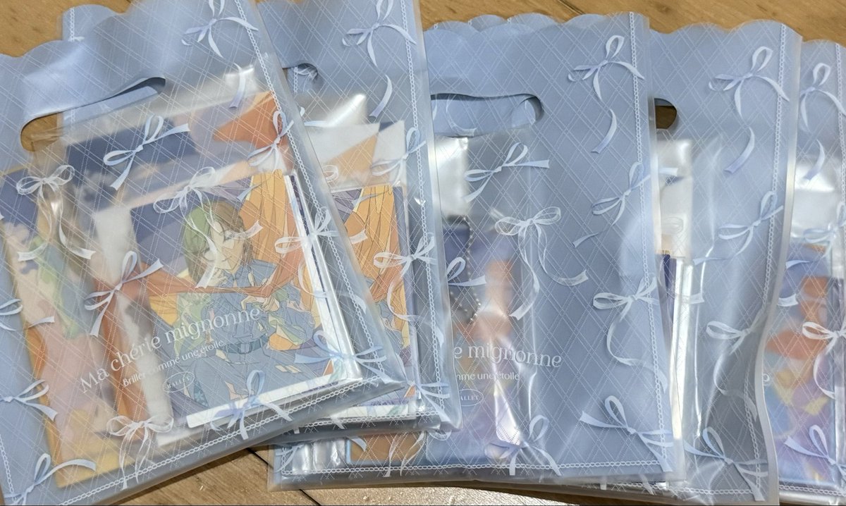 ruminsub's tweet photo. 明日現地で過去シングルの特典と前回のライブのチェキのランダム袋を貰ってくれる方いましたら気軽に声掛けてください〜FF外からでもOKです！

If anyone coming to Kanae’s concert tomorrow would like a small goodie bag of random previous CD bonus items + 1st concert chekis let me know! https://t.co/A9Zk7N9S0J