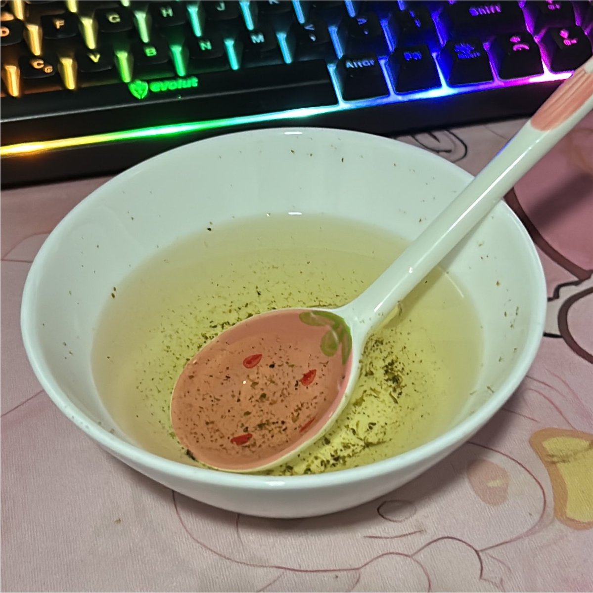kcaImarx's tweet photo. fiz uma sopa anorexica aqui e minha familia ta rindo de mim https://t.co/ZFOTlnt6py