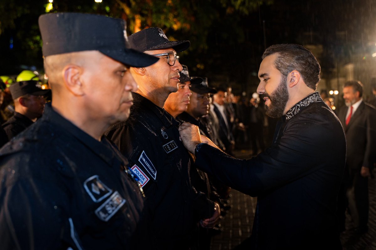 PresidenciaSV's tweet photo. Los miembros del contingente salvadoreño de ayuda humanitaria enviado a Venezuela han sido condecorados por el Presidente @nayibbukele con la Medalla al Mérito. 

Esta distinción reconoce el compromiso, valor y solidaridad que distingue a El Salvador. 🇸🇻🇻🇪 https://t.co/95M2C5ATgm