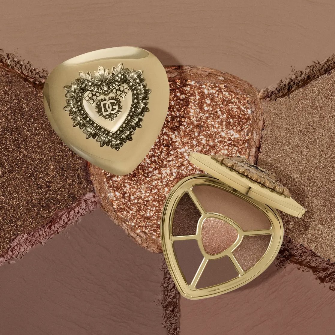 MimiBeauty__'s tweet photo. ドルチェ＆ガッバーナ ビューティからアイシャドウパレットが登場♡
ドルガバのアイコン サクレハートが施されたパケも可愛すぎる…！発売中 https://t.co/o8fT0XikrL