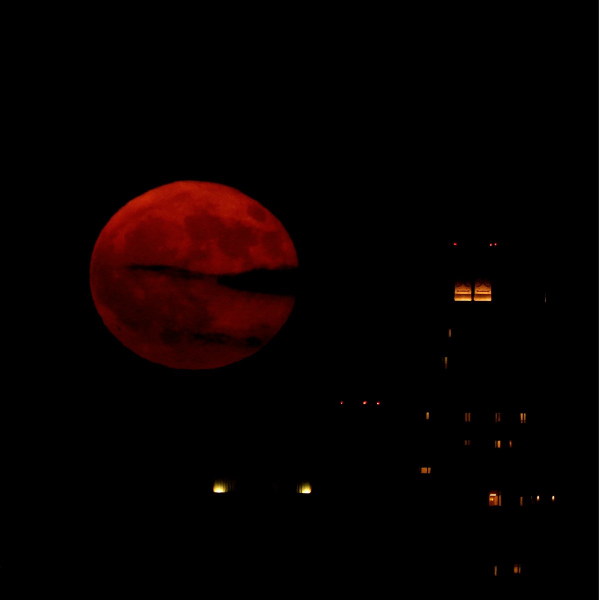 wtz's tweet photo. The Full Buck Moon rises above Manhattan's Upper West Side this evening, just before the clouds move in
#fullmoon
#Manhattan
#moon
#FullBuckMoon
#todaymoon
#newyorkcity https://t.co/Kaa8GdU4qV