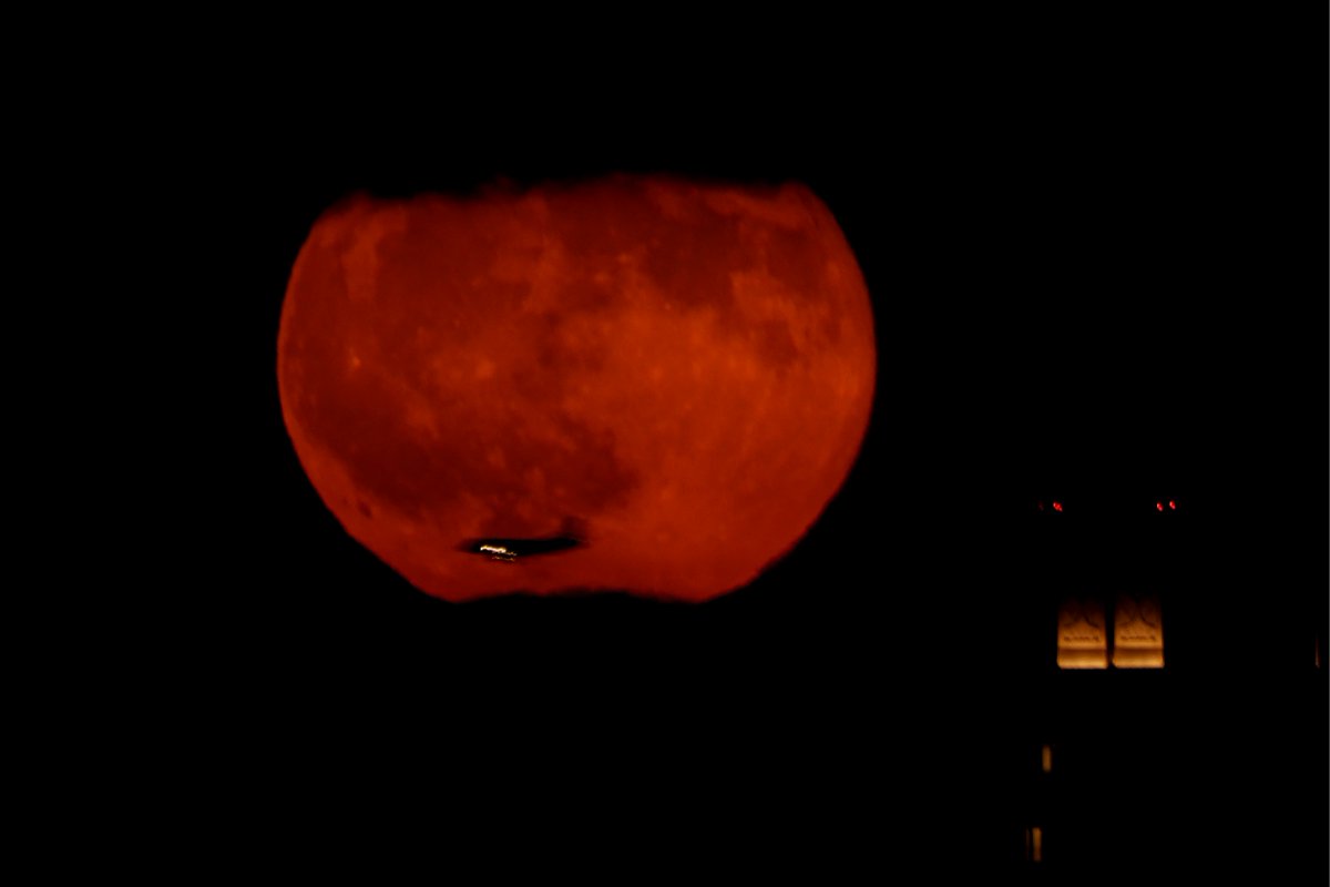 wtz's tweet photo. The Full Buck Moon rises above Manhattan's Upper West Side this evening, just before the clouds move in
#fullmoon
#Manhattan
#moon
#FullBuckMoon
#todaymoon
#newyorkcity https://t.co/Kaa8GdU4qV
