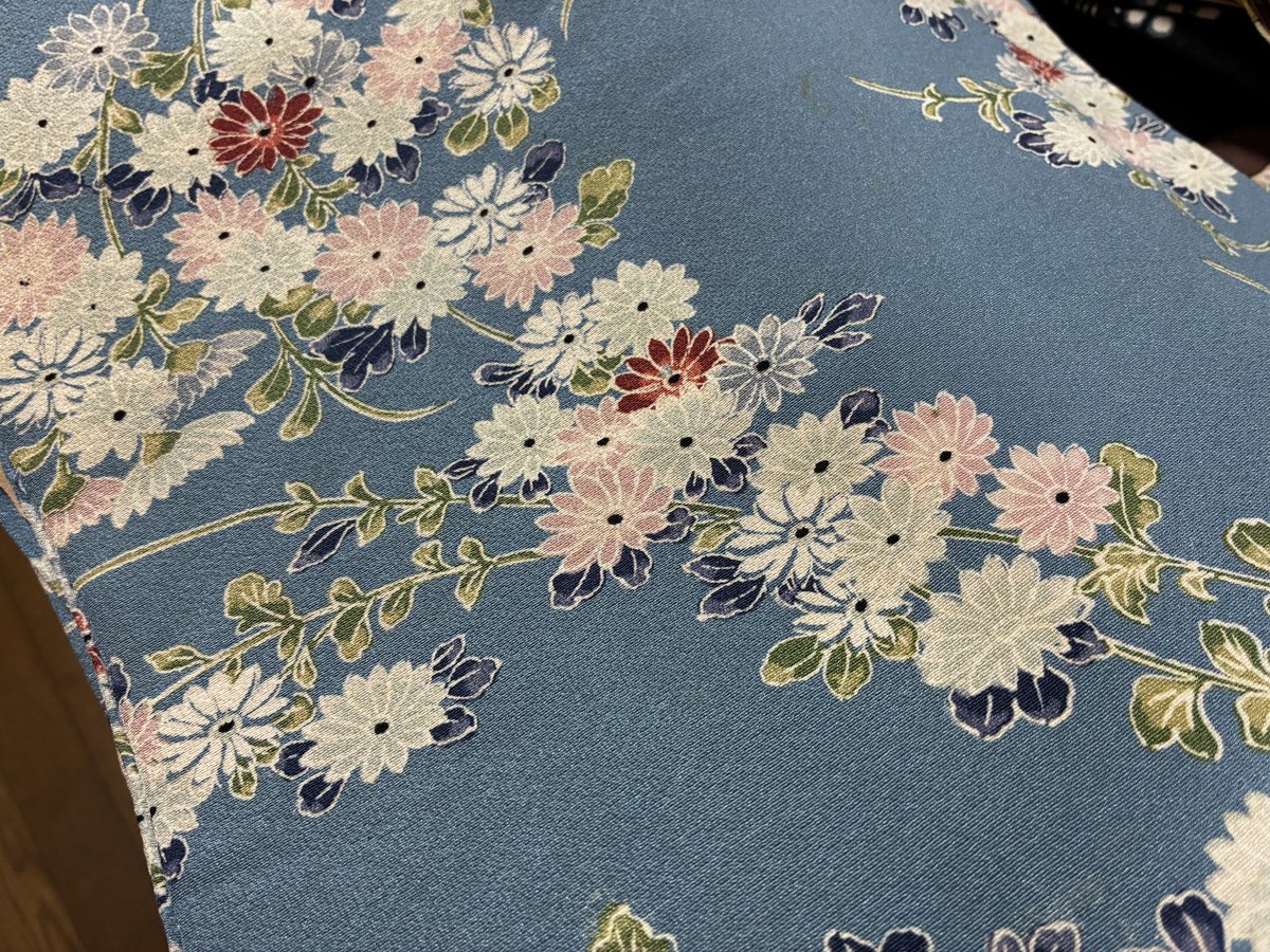 hibari4223's tweet photo. おはようございます
曇りの柏市
気温は高めの木曜日！
着物の採寸とか入荷した着物の整理とかしながら
お客様のご来店をお待ちしております！
19時まで！

#古着着物
#リサイクル着物
#柏市
#柏駅西口 https://t.co/ThTzcxhfV9