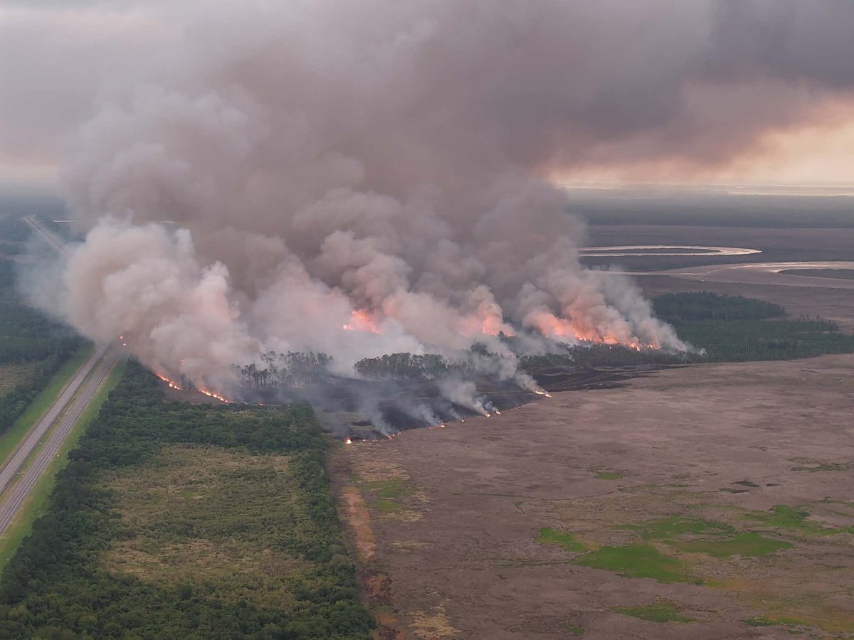 MikeFirstAlert's tweet photo. #firstalertwx drone pics of wildfire that has shut down I-95 in Camden Co. Ga. just north of the Florida state line - Wed. July 29 @ActionNewsJax @WOKVNews https://t.co/sse0MnVFV5