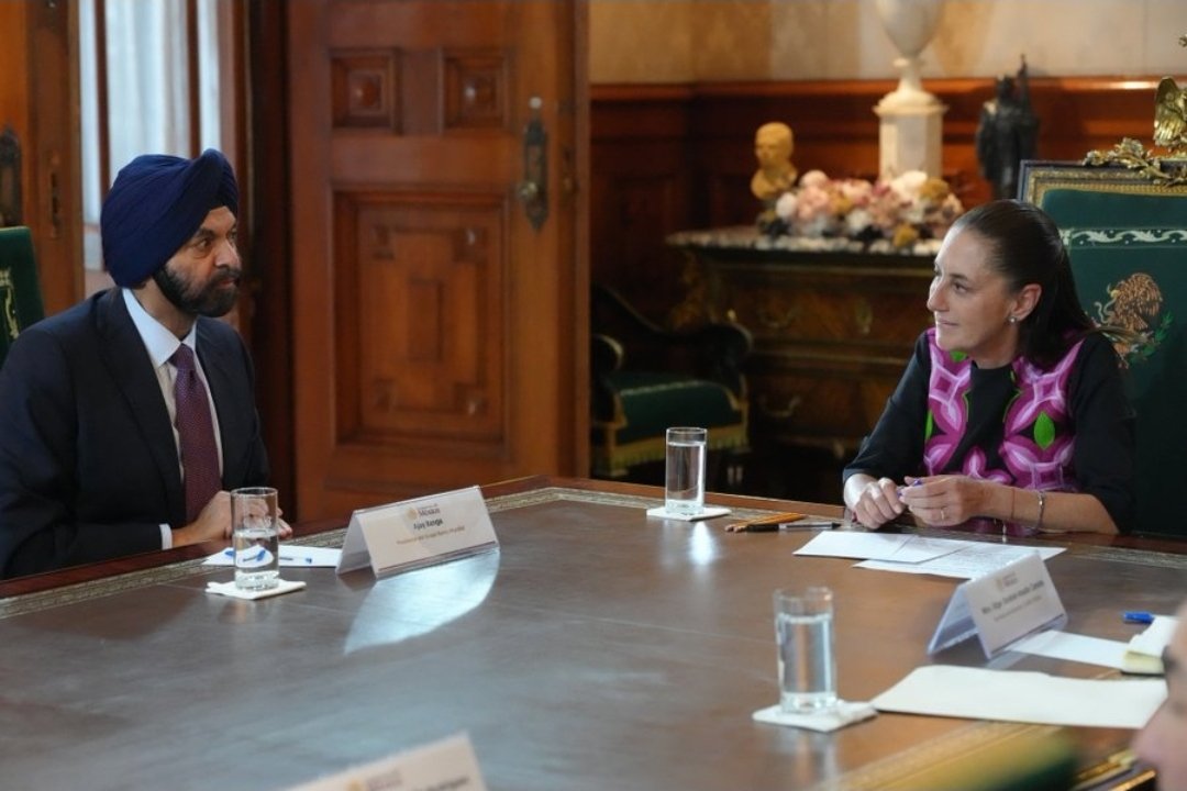 catrina_nortena's tweet photo. 🚨 LLEGA EL PRESIDENTE DEL GRUPO BANCO MUNDIAL A PALACIO NACIONAL

Nuestra PresidentA @Claudiashein recibió a Ajay Banga que tiene interes en participar en el Plan México. Antes los Prianistas se arrastraban y empeñaban todos nuestros recursos para sacar un préstamo, ahora ellos vienen a ponerse a las órdenes de nuestra ComandantA.

Se confirma que México está de Moda...