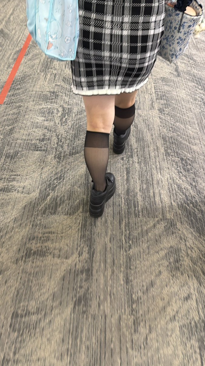 yumi384348's tweet photo. オリジナル作品投稿中
#足フェチ
#美脚
#街撮り
#街の足元事情
最近やたら膝下黒スト見かける。
もっと流行れ https://t.co/KvKUAPbNxa