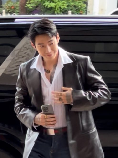오빠 with his phone 🤣