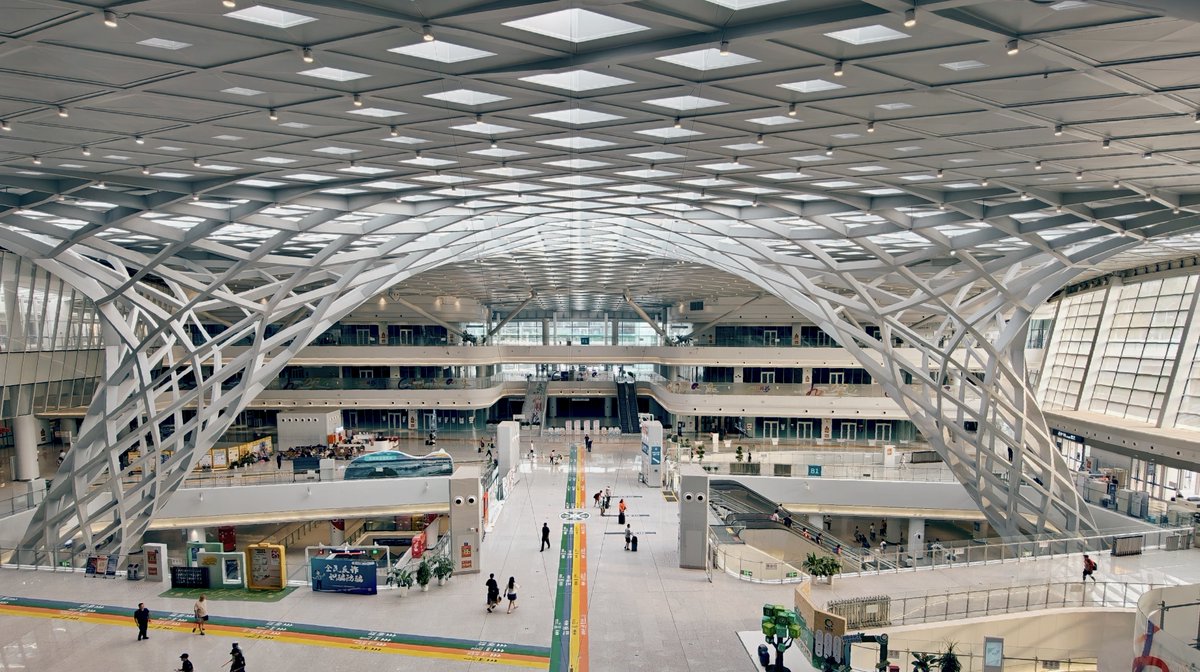 VisitBeijingcn's tweet photo. Chaoyang Railway Station connects seamlessly with Beijing Subway Line 3. The connected subway station features a lush indoor garden, bringing a refreshing touch of greenery to every journey. https://t.co/wAlZbip8ek