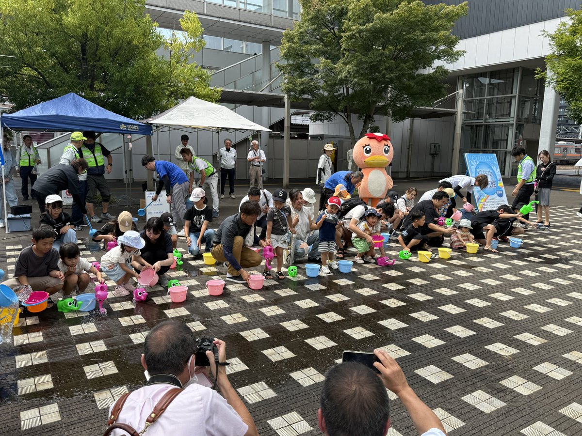 Tokkan_Kozoh's tweet photo. 『打ち水大作戦2026』実施中(^o^)／

平成19年に40.9度を記録した「元日本一暑いまち多治見」のJR多治見駅北 虎渓用水広場にて(一社)多治見建設業協会(会員:多治見市・土岐市・瑞浪市の建設業者)でやってます

ちなみに8月1日(金)は『打ち水の日』です
以下のHPをご参照下さい
https://t.co/laJVDrGIyf https://t.co/SgtsM5F4hX