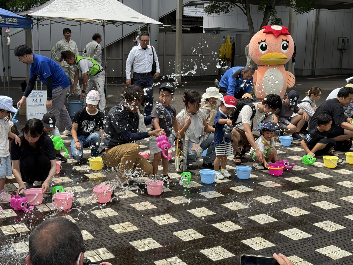 Tokkan_Kozoh's tweet photo. 『打ち水大作戦2026』実施中(^o^)／

平成19年に40.9度を記録した「元日本一暑いまち多治見」のJR多治見駅北 虎渓用水広場にて(一社)多治見建設業協会(会員:多治見市・土岐市・瑞浪市の建設業者)でやってます

ちなみに8月1日(金)は『打ち水の日』です
以下のHPをご参照下さい
https://t.co/laJVDrGIyf https://t.co/SgtsM5F4hX
