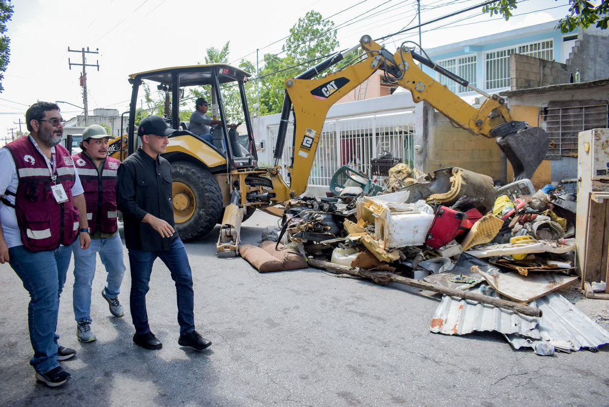 QuintanaRooHoy1's tweet photo. 🧹🚨 Vecinos de la #SM95 pidieron ayuda y fueron atendidos.
El #Ayuntamiento de #BenitoJuárez realizó un operativo tras reportes por acumulación de #Cacharros en un predio y una solicitud de apoyo para una persona con problemas de #Adicciones.
https://t.co/kaC6XtocfM
#Cancún https://t.co/2wn2IXdfxS