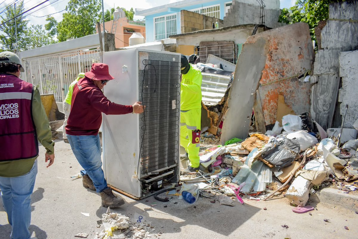 QuintanaRooHoy1's tweet photo. 🧹🚨 Vecinos de la #SM95 pidieron ayuda y fueron atendidos.
El #Ayuntamiento de #BenitoJuárez realizó un operativo tras reportes por acumulación de #Cacharros en un predio y una solicitud de apoyo para una persona con problemas de #Adicciones.
https://t.co/kaC6XtocfM
#Cancún https://t.co/2wn2IXdfxS
