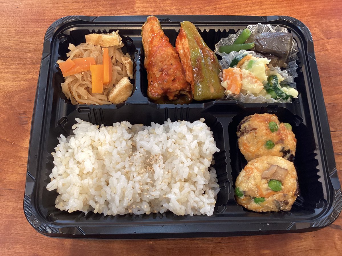 OrganicBento's tweet photo. 7月30日(木)の日替わり弁当は
ピーマンの肉詰め　トマトソース煮込み
たっぷり野菜入揚げだしひろうす
きゅうり入ポテトサラダ
切干大根の煮物
ナスとインゲンの煮物
滋賀県有機低農薬発芽玄米入りごはんです。
#京都 #オーガニック　#自然食  #テイクアウト https://t.co/3IAv3brboN