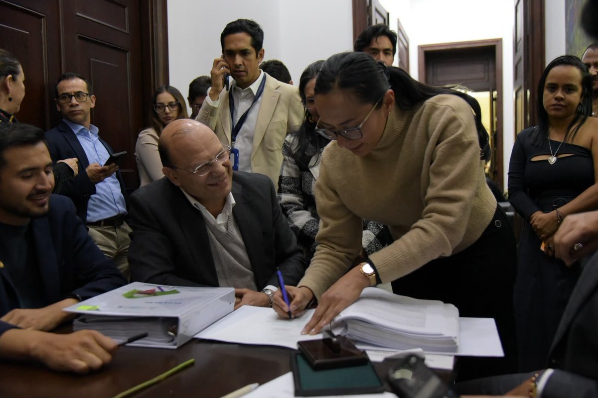 MinHacienda's tweet photo. Un presupuesto que combina responsabilidad fiscal con compromiso social.

El Gobierno nacional presentó ante el Congreso el Proyecto de Ley del Presupuesto General de la Nación 2027 por $575,6 billones (27 % del PIB), alineado con el Marco Fiscal de Mediano Plazo y el... https://t.co/H9okEwI3ti