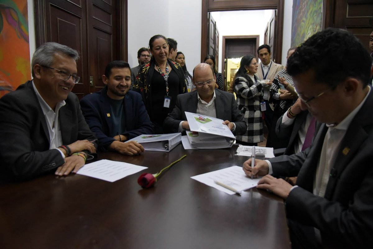 MinHacienda's tweet photo. Un presupuesto que combina responsabilidad fiscal con compromiso social.

El Gobierno nacional presentó ante el Congreso el Proyecto de Ley del Presupuesto General de la Nación 2027 por $575,6 billones (27 % del PIB), alineado con el Marco Fiscal de Mediano Plazo y el... https://t.co/H9okEwI3ti
