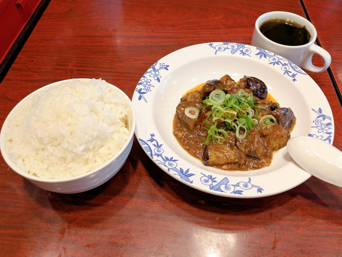 BuzzFeedJapan's tweet photo. 【バーミヤン】

平日限定メニュー「麻婆茄子ランチ」（税込659円）がおいしくてコスパ最強！🔥
一口サイズの茄子がたっぷり、こってり系の味付け＆しびれるような辛さがご飯に合う🍆🍚
スープバー付き、ご飯も大盛り無料でお腹パンパンになれますよ😋 https://t.co/w2Ssa2UYsj