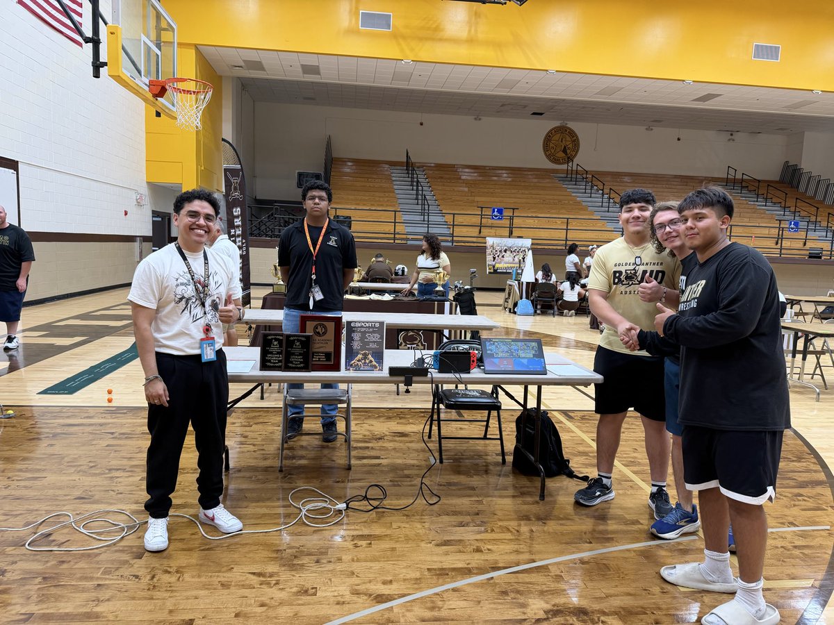 maribelruiz2015's tweet photo. Today we welcomed our incoming 9th graders and new students to Austin High! Great turnout as families received important information to prepare for a successful year. Thank you to our clubs, organizations, student leaders, and staff for making today a success! https://t.co/fVns5F4Gqe