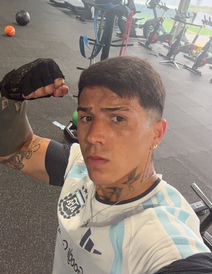veleztoxiic's tweet photo. Yo solo quiero que Enzo termine sus vacaciones para que vuelva a entrenar y vuelva a subir fotos así, por favor... MIRA SI VAS A PONER ESA CARA DE TURRO MALO ,TODO TATUADO Y ENCIMA TODO TRANSPIRADO, DESQUICIADO,QUE RE MIL PORONGA ES UN FERRAN TORRES https://t.co/4zx82FztME
