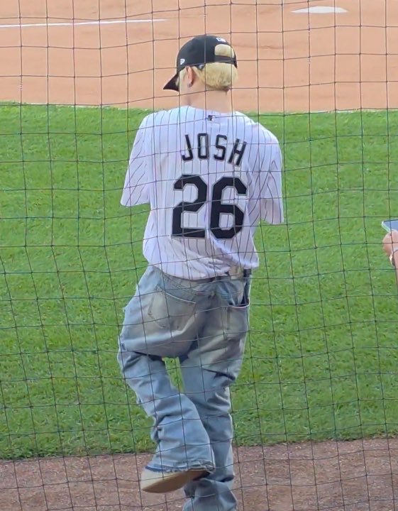 krstnrrae's tweet photo. ANONG GUSTO NIYONG MARAMDAMAN KO 😭
HINDI KO NAMAN AAGAWIN YAN SAYO ZER HUHUHU 

JOKENNNNNNNN 

//igs: felipsuperior

SB19 MLB FIRST PITCH CHICAGO
@SB19Official #SB19
#SB19FirstPitchWhiteSox https://t.co/2pAlMrYLKn