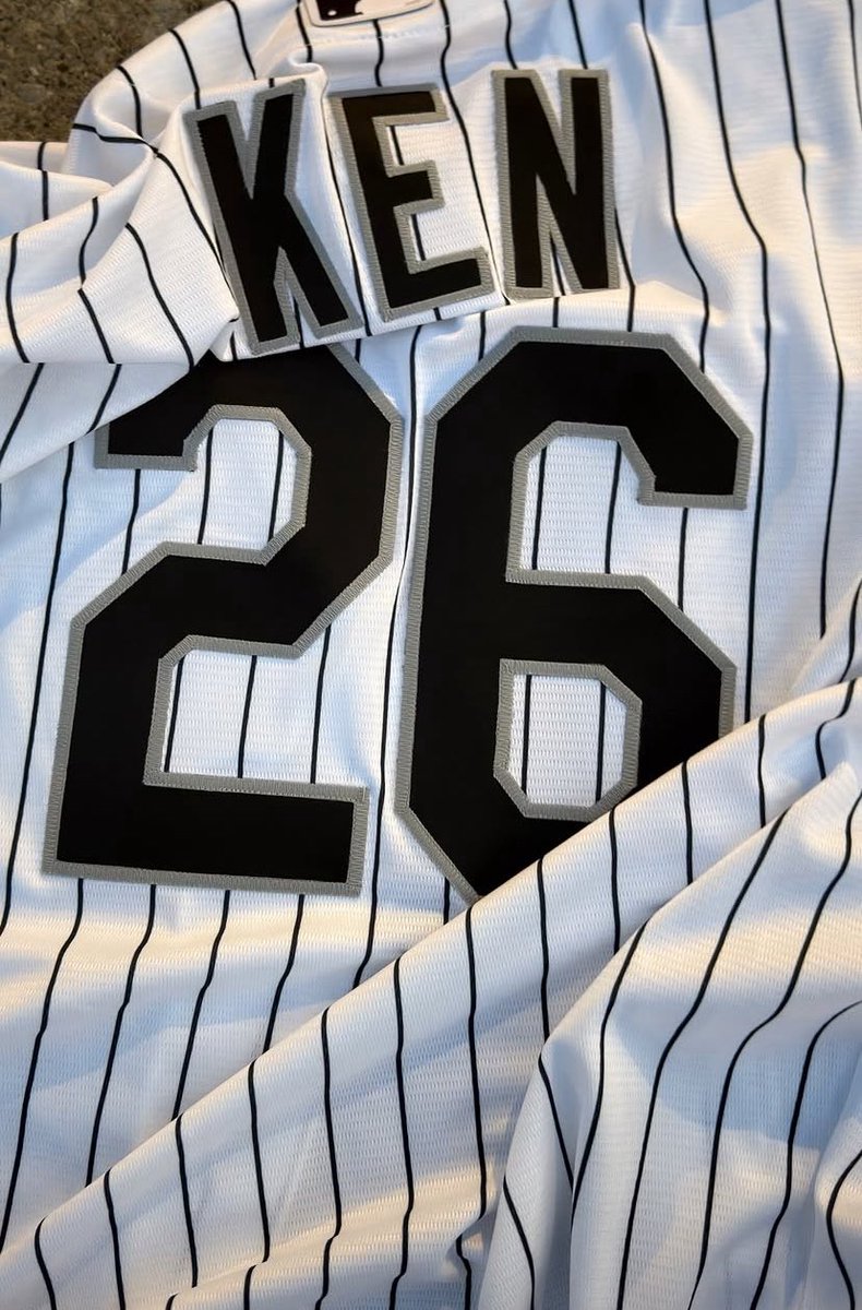 krstnrrae's tweet photo. ANONG GUSTO NIYONG MARAMDAMAN KO 😭
HINDI KO NAMAN AAGAWIN YAN SAYO ZER HUHUHU 

JOKENNNNNNNN 

//igs: felipsuperior

SB19 MLB FIRST PITCH CHICAGO
@SB19Official #SB19
#SB19FirstPitchWhiteSox https://t.co/2pAlMrYLKn