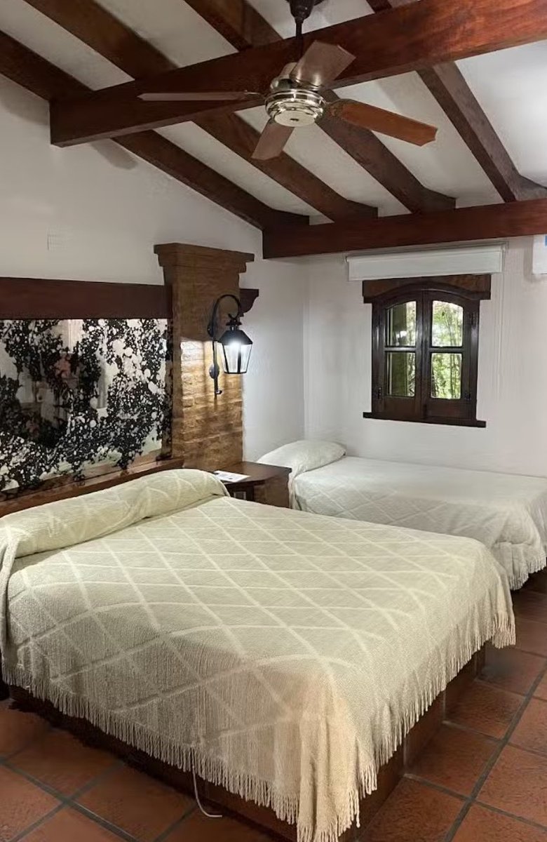 fernando_pocino's tweet photo. Me cuentan, me dicen ,que una conocida legisladora utiliza esta habitación de un hotel de una ruta, para divertirse con menores …Menores que ella? https://t.co/qOywgTqJTp