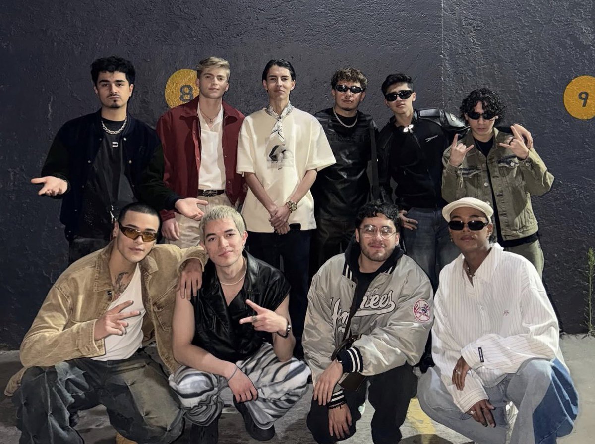 MrLShido's tweet photo. HOLA #dualtwt #STBV #STBVtwt  🥹
Soy Memo, integrante de @lowclika 
el grupo de regional de Hybe. Ahorita que andamos todos apoyando a los chicos para los Premios Juventud, quería pasar a saludar a la familia y pedirles que nos echen la mano🫂 https://t.co/XEtK4c9ppi
