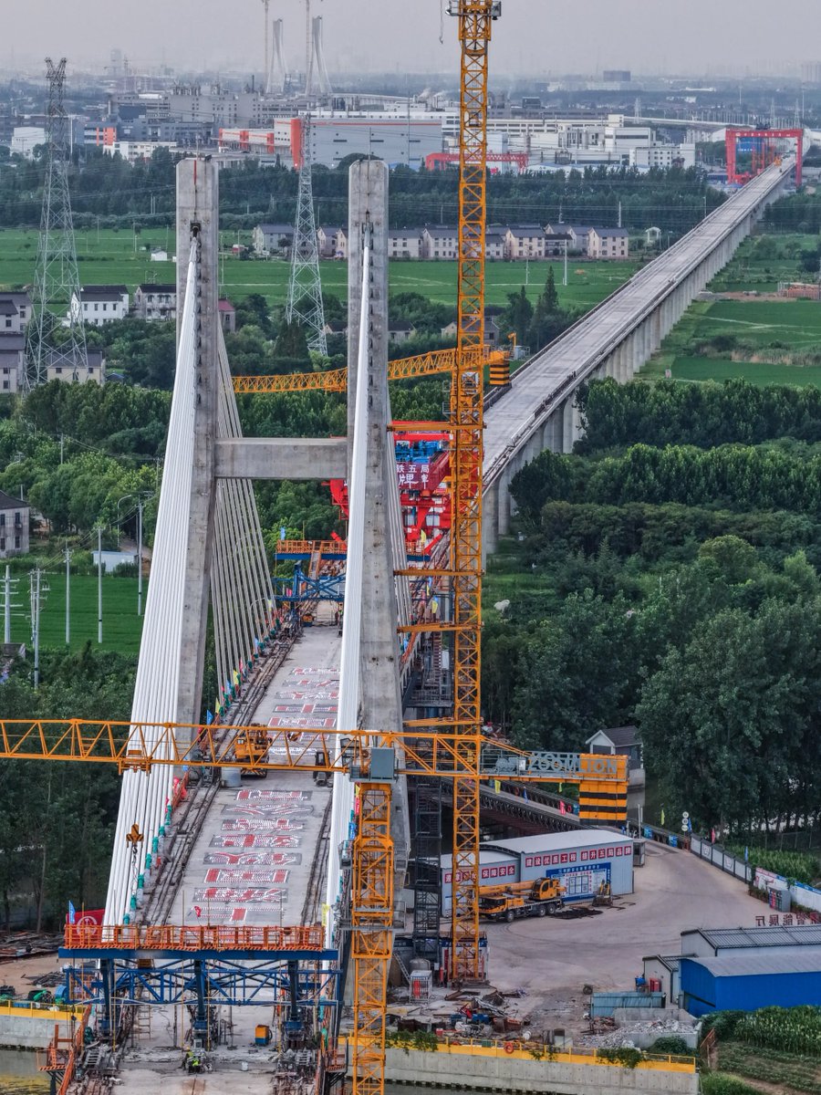 China__Focus's tweet photo. The cable-stayed bridge across the Zhangjiagang River on the Nantong-Suzhou-Jiaxing-Ningbo High Speed Railway in the Yangtze River Delta region successfully completed its closure on Wednesday.

With a total length of 417.7 meters, the bridge is located at the junction of Zhangjiagang and Changshu in Jiangsu Province.
