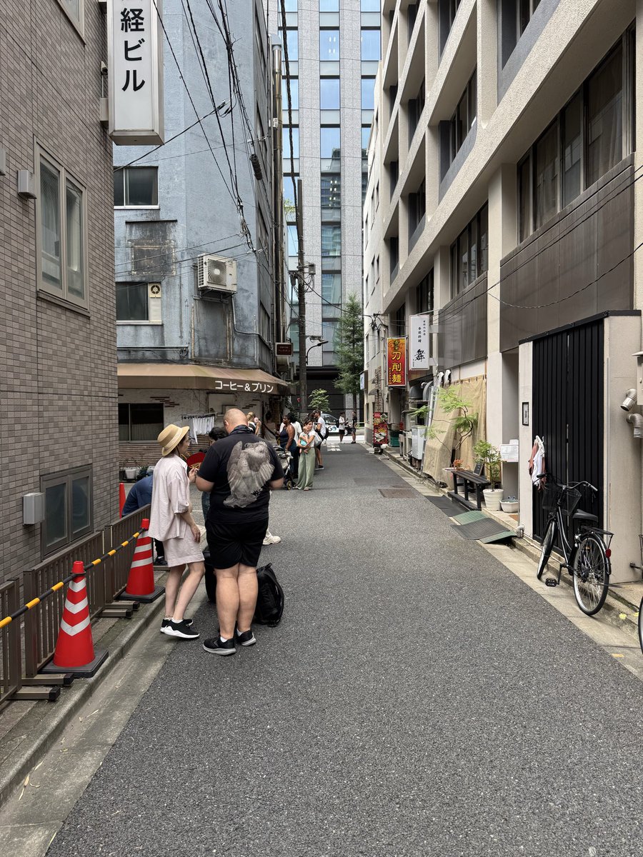 AkioTsuna's tweet photo. ヘッケルンにきたら
けさも行列🤣
#ヘッケルン https://t.co/fiGa9sXhPS
