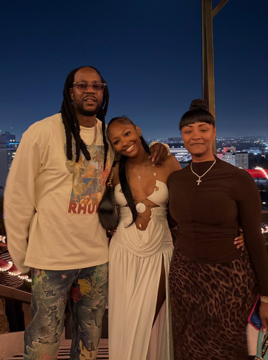 wavecheckers's tweet photo. 2 Chainz &amp; the family in Malibu ❤️ https://t.co/2LmOUAy14c