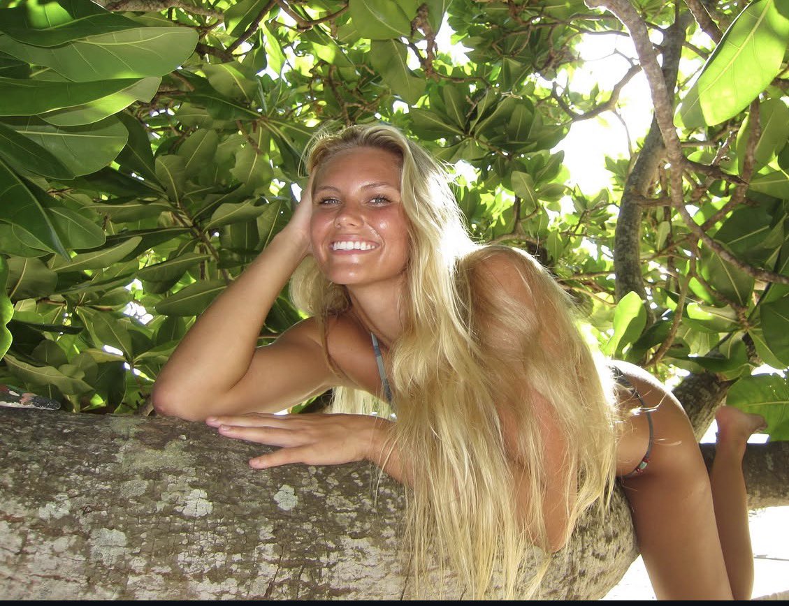 tpfpnphdhk's tweet photo. i love the way she rides the tree https://t.co/vj5s96dT0H