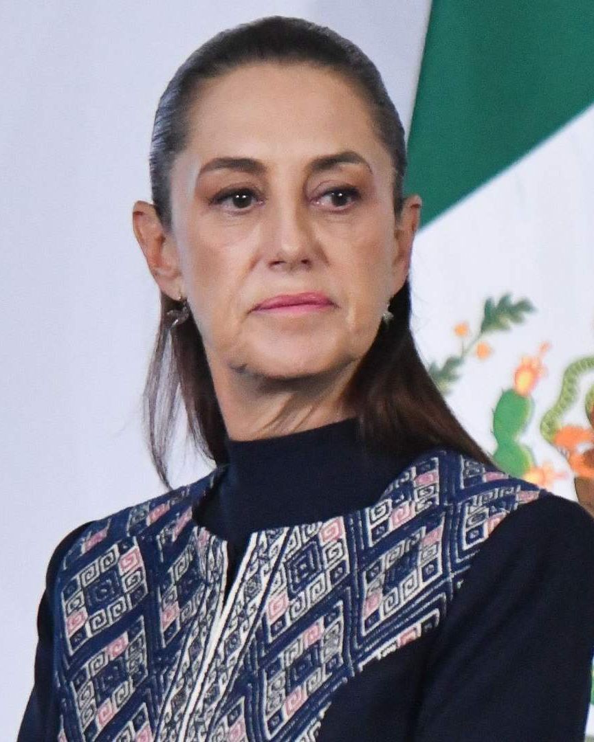 YoAmoaLaCiencia's tweet photo. 3,557 trofeos de caza en México: el negocio de la cacería deportiva que permite el gobierno de Sheinbaum 

El gobierno de Claudia Sheinbaum dice que reconoce a los animales como seres sintientes, pero sigue permitiendo la cacería deportiva y el comercio internacional de trofeos de caza. 

Del 1 de enero de 2024 al 30 de junio de 2026, la Secretaría de Medio Ambiente y Recursos Naturales registró 3,557 operaciones relacionadas con animales muertos convertidos en “trofeos”.

De estos, 2,281 registros corresponden a la exportación de trofeos de animales cazados en México hacia el extranjero. 

Animales completos disecados o tratados, además de pieles, cráneos, cabezas, cuernos, colmillos y otras partes obtenidas mediante cacería. 

Entre las especies aparecen elefantes, jirafas, leones, leopardos, osos, guepardos, hasta hipopótamos y  rinocerontes, además de fauna mexicana como borrego cimarrón entre otras especies.

Como parte de nuestra investigación presentamos solicitudes de información en la Plataforma Nacional de Transparencia tanto a la Agencia Nacional de Aduanas de México (ANAM) como a la SEMARNAT.

SEMARNAT, bajo el mando de Alicia Bárcena ,entregó el padrón oficial de autorizaciones que nos está permitiendo documentar este comercio internacional.

Pero los registros entregados por la SEMARNAT únicamente corresponden al comercio internacional sujeto al CITES. 

Lo que deja fuera a los animales cazados en territorio nacional que permanecen dentro del país y nunca cruzan una aduana.

En México, un solo permiso para cazar un borrego cimarrón puede comercializarse por cerca de 2 millones de pesos, lo que convierte a esta especie en uno de los trofeos cinegéticos de mayor valor del país.

La respuesta de Aduanas fue emitida por la Secretaría de Hacienda y Crédito Público, encabezada por Édgar Amador Zamora, que determinó que la información sobre las operaciones aduaneras de importación y exportación de trofeos de caza está protegida por el secreto fiscal.

La solicitud no requería datos personales ni información comercial de los importadores o exportadores. 

Solo pedía registros estadísticos sobre la entrada y salida de trofeos de caza de México, aun así, Hacienda resolvió que la información debía permanecer protegida.

Así que los millonarios que traen a México sus trofeos de elefantes están protegidos con confidencialidad para que se sigan divirtiendo cazando animales.

Más allá de la palabrería política sobre el "bienestar animal", los documentos oficiales muestran que comercializar la muerte de animales sigue siendo un negocio en México.