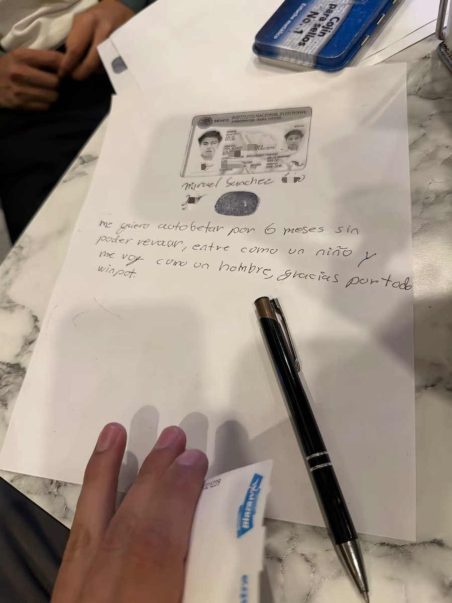CobraVIP's tweet photo. Jajajajajajajajajajajajaja este wey se autoexcluyo del casino https://t.co/1D8i7vkOyO