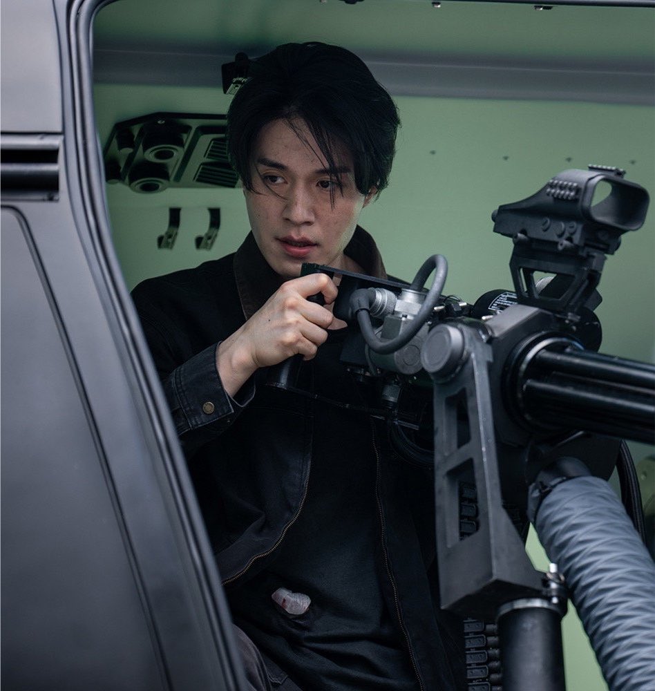 risa6chan's tweet photo. He was stabbed so badly by Bale and yet he could handle the machine gun in the heli right after 😱JJM’s body is indeed extraordinary 😵‍💫🫠
(God, I screamed when he got stabbed!) https://t.co/pBbUnk0LaD