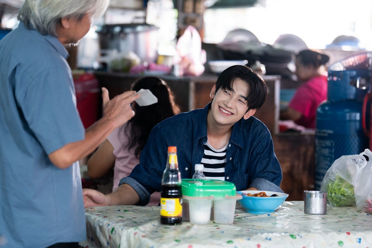 circle_of_ray's tweet photo. #WhenOrangesFallFinalEP
เด็ก 90 ✅ ตจว. 
✅ ปีใหม่กลับบ้าน รวมตัวกินข้าว อัพเดตชีวิต
✅​ แม่ทักทุกคนในตลาด
✅​ กิน comfort food ร้านประจำสมัยเด็ก
✅​ เล่นน้ำทะเล = เสื้อยืด กางเกงบอล (ไม่มีกระเป๋า)
✅​ เอาชุดครุยแต่ละสถาบันมาถ่ายรูปรวมกัน https://t.co/L5oLYvSeYh