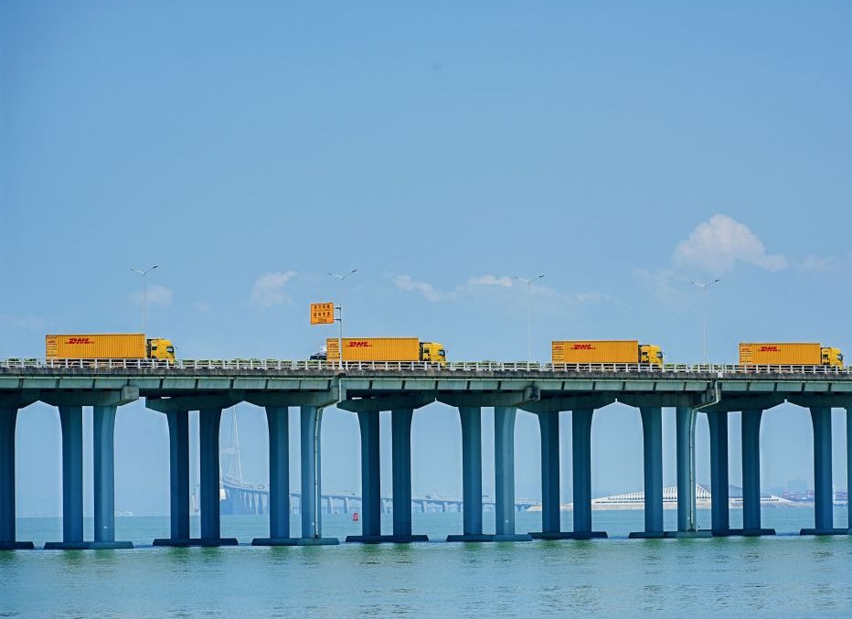 China__Focus's tweet photo. DHL Express on Monday put its Shenzhen super gateway into operation at Shenzhen Bao'an International Airport in Guangdong Province.

It marks the company's biggest single investment project in the Chinese mainland to date, with total investment exceeding 1.2 billion yuan (about $176.7M).

Expanded and upgraded from DHL's existing Shenzhen gateway, the facility now has an operating area of 22,000 square meters and a daily cargo handling capacity of 900 tonnes, about triple its previous capacity.