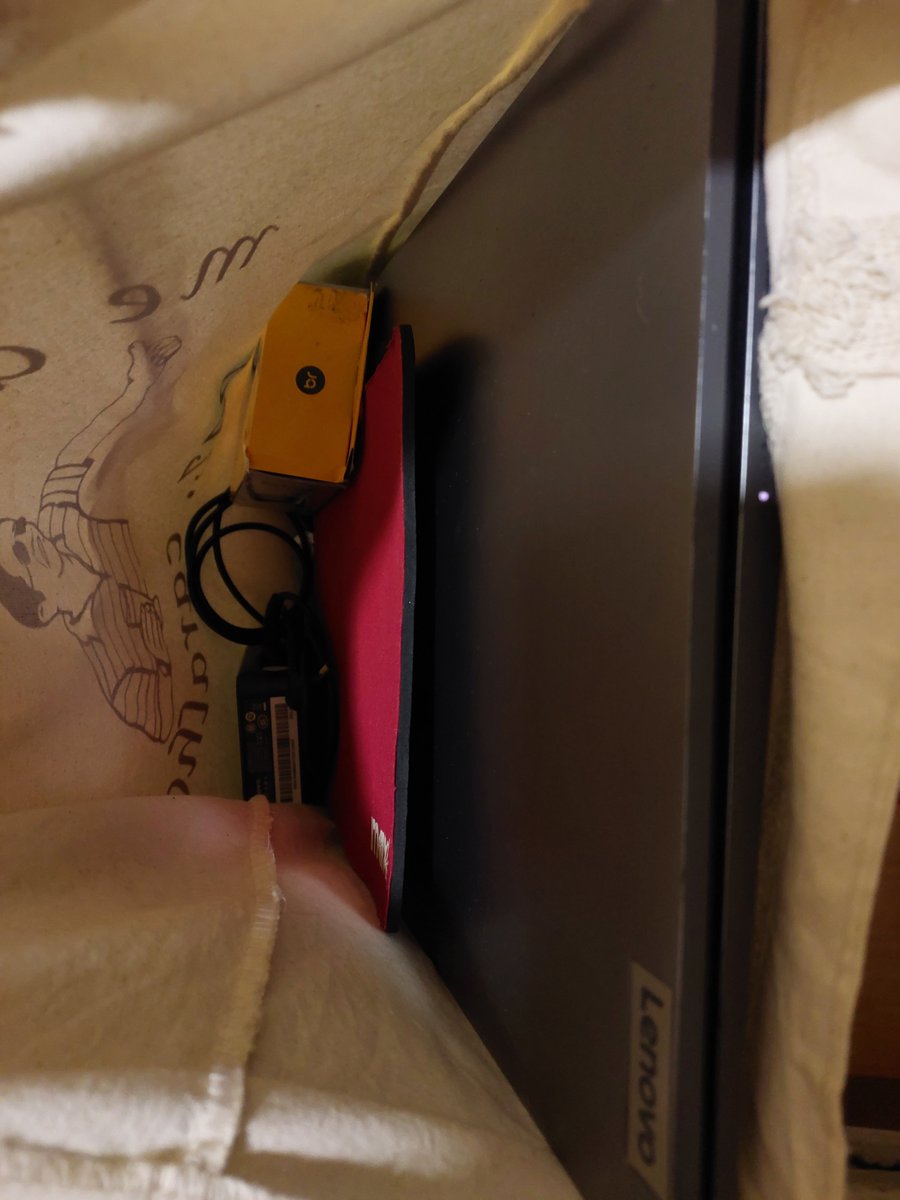 gbfecm's tweet photo. Minha mo me emprestou o notebook dela e colocou a senha dentro do not pra mim, sendo q ela sempre fala a senha pra mim, só q eu sempre esqueço KSKSKSKS, e arrumou tudo bonitinho pra mim, q neneca🥰 https://t.co/Sujqu0VAQu