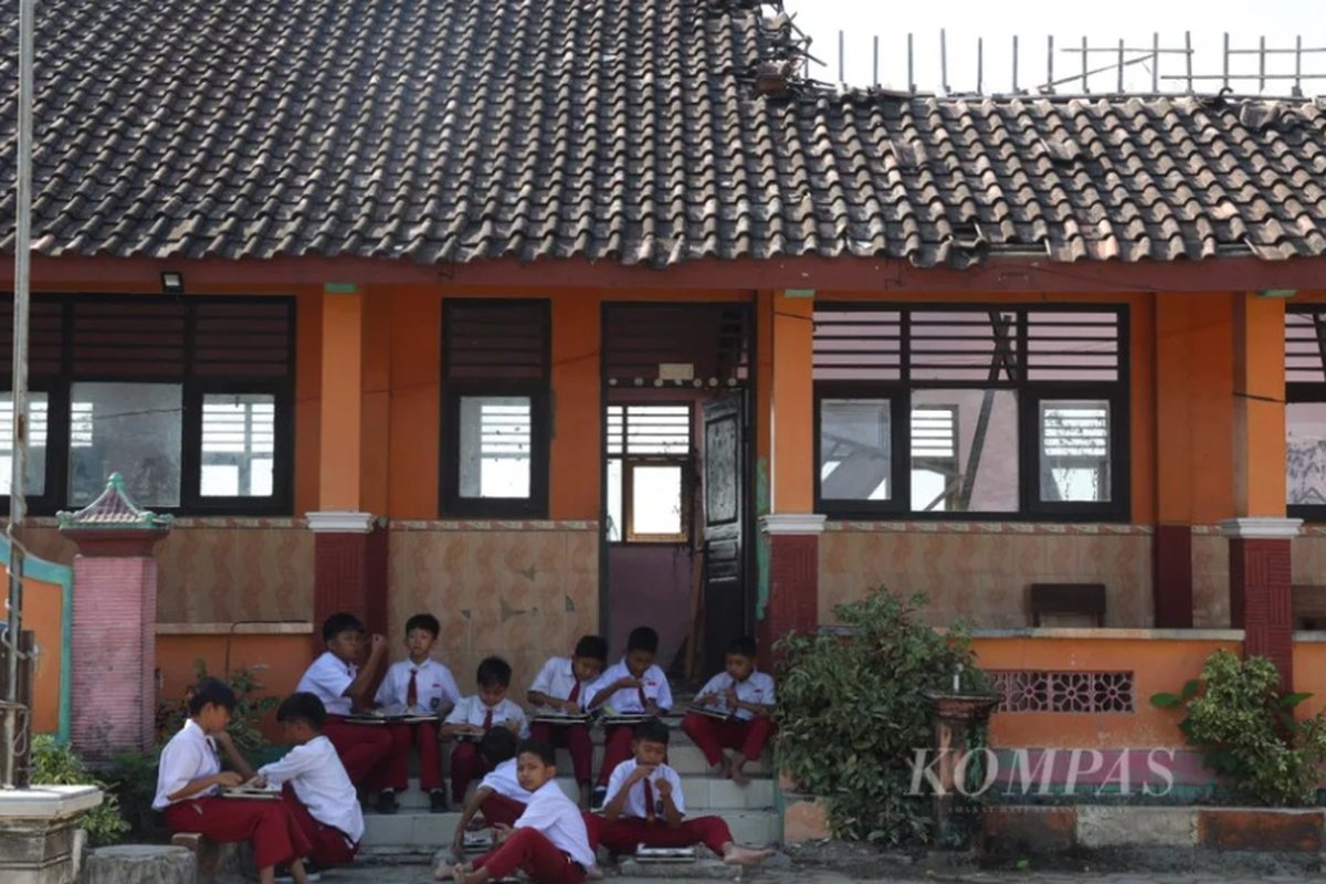 LambeSahamjja's tweet photo. respon BGN soal sekolah rusak yang dibandingkan sama dapur MBG:
- sudaryono bilang sekolah itu sudah rusak jauh sebelum program MBG jalan
- jadi enggak tepat kalau dikaitin sama MBG 
- dapur mbg dibangun mitra pelaksana
- rehab sekolah itu program pemerintah
- dua hal beda jangan disamain