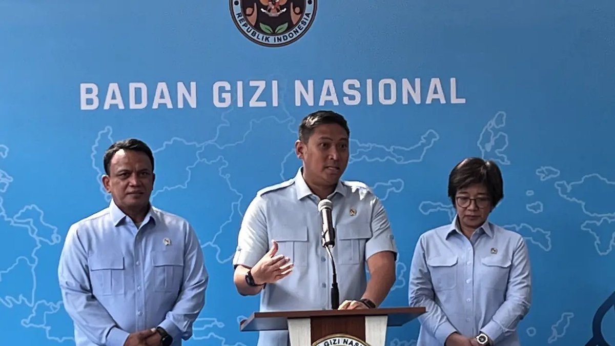 LambeSahamjja's tweet photo. respon BGN soal sekolah rusak yang dibandingkan sama dapur MBG:
- sudaryono bilang sekolah itu sudah rusak jauh sebelum program MBG jalan
- jadi enggak tepat kalau dikaitin sama MBG 
- dapur mbg dibangun mitra pelaksana
- rehab sekolah itu program pemerintah
- dua hal beda jangan disamain