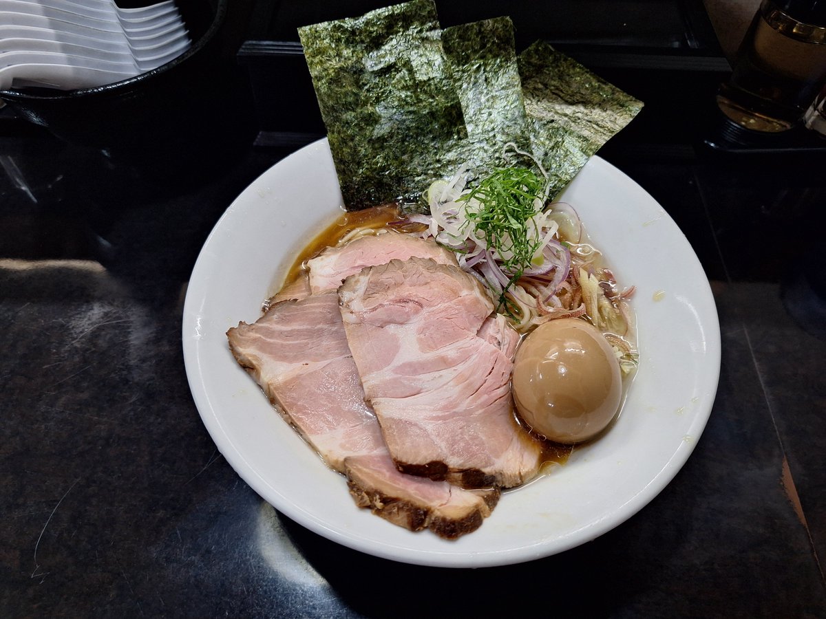 tau_burn's tweet photo. 前回閉店30分前に行って食べれなかった冷やし煮干しをやっと食えた

スープがうますぎる上に麺もパツパツで大好きな硬さだからめっちゃ美味い

もちろん煮干しなんだけど煮干し苦手な人も美味しく飲めるような味だった

#麺処晴 https://t.co/1Q9UyEoD3q