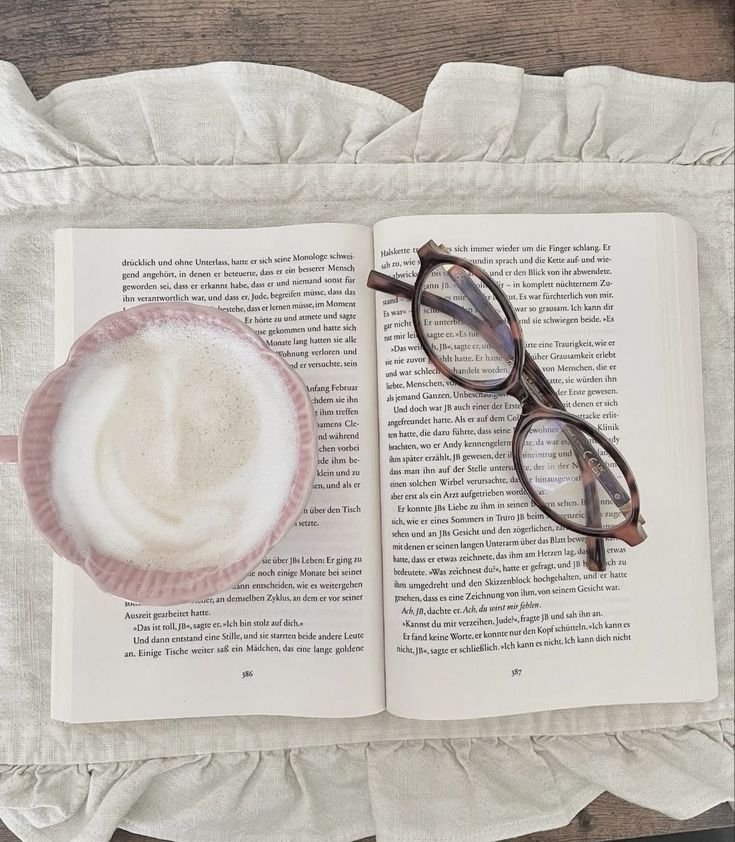 coofflee's tweet photo. ⋮ 𖹭 ┆#collegetwt | #studytwtbr | #langtwt

۶ৎ licenciatura e bacharel em letras, pt-fr.
۶ৎ pesquisa, literatura e escrita.
۶ৎ unesp.
۶ৎ ela/dela/elle. https://t.co/OTPYdj7hPh
