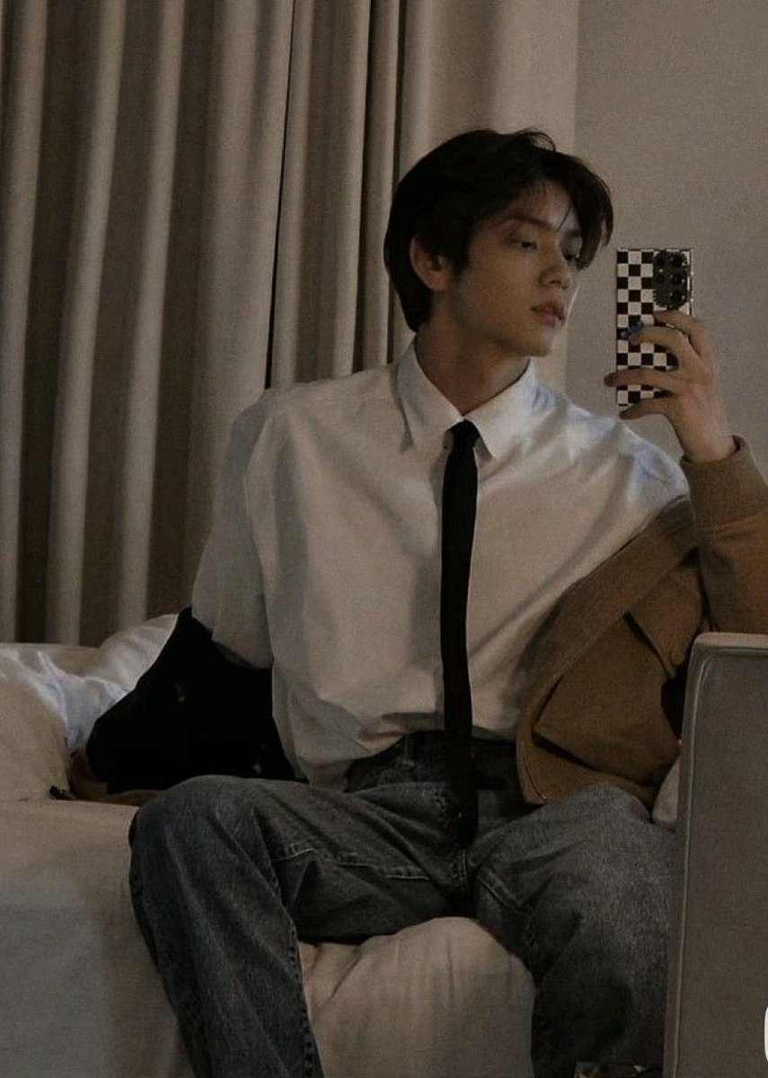 Volnamotns's tweet photo. 흰 셔츠에 검은 넥타이 맨 최수빈 개치인다🖤 어떻게 단추 하나 풀어도 좋고 꽉 다 잠궈도 좋냐,,🫠 https://t.co/76iNM9Ea2t