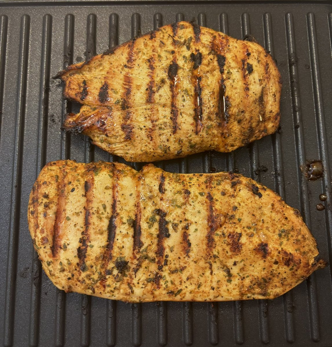katiopolis's tweet photo. actually quite impressed by the grill setting on my air fryer lmao https://t.co/ztGxbkELno