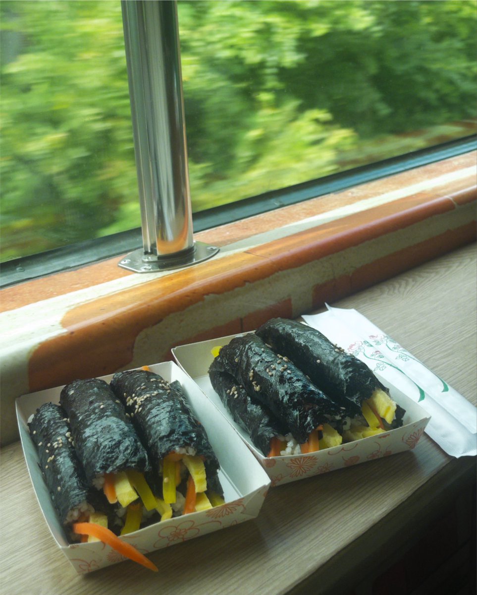 xrucxo's tweet photo. 남찡구랑 여수가는데 처음으로 s-train 타봣어요 😎
객실 안에 풍경 보면서 밥 먹을 수 있도록 좌석이 마련 되어있어서 앉아서 꼬마김밥 먹었다요 🤤 https://t.co/rG8eqfKW1u