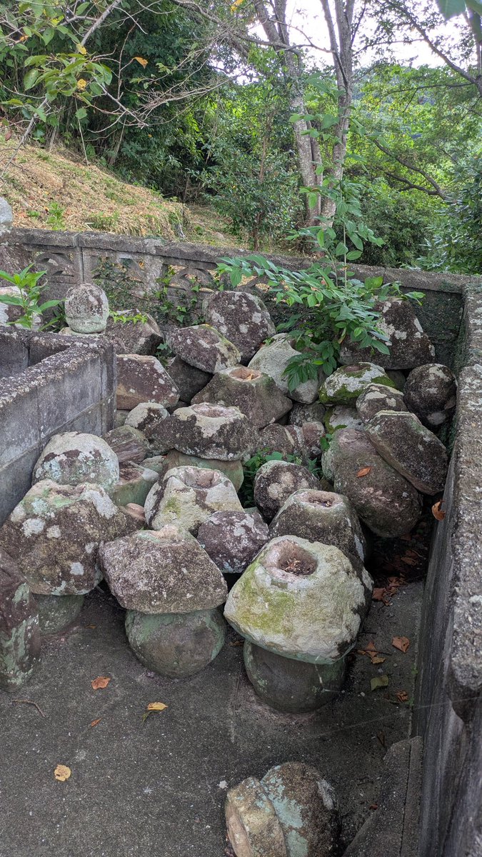 mmizuy's tweet photo. この度の地震で被災された皆様に、心よりお見舞い申し上げます。

玉丸稲荷神社では石塔やお地蔵様が倒壊する被害を受けましたが、祠本体は無事でした。
日頃より神社を支えてくださる皆様に心より感謝申し上げます。

一日も早い復旧を願っております。 https://t.co/xXgVGto6pl