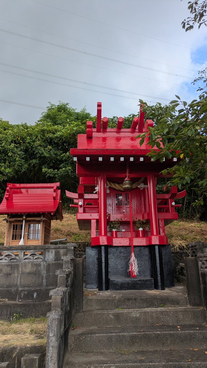 mmizuy's tweet photo. この度の地震で被災された皆様に、心よりお見舞い申し上げます。

玉丸稲荷神社では石塔やお地蔵様が倒壊する被害を受けましたが、祠本体は無事でした。
日頃より神社を支えてくださる皆様に心より感謝申し上げます。

一日も早い復旧を願っております。 https://t.co/xXgVGto6pl