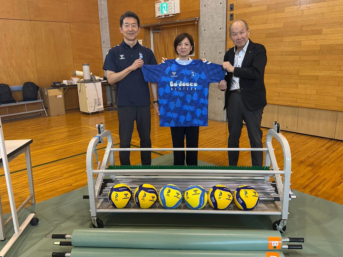 OSAKA__BLUTEON's tweet photo. 🔷ブルテオン情報🔷
トップパートナーである #hummel と共同実施した「手話Tシャツ」 の売り上げ・収益を活用し、大阪府立生野聴覚支援学校および大阪府立中央聴覚支援学校へ物品の寄贈を行いました🤝✨

皆さまのご協力が、子どもたちの学びや活動を支える力となりました✨
誠にありがとうございました🍀

▼活動レポート📝
https://t.co/gE51QToXJ4
#大阪ブルテオン
#OSAKABLUTEON