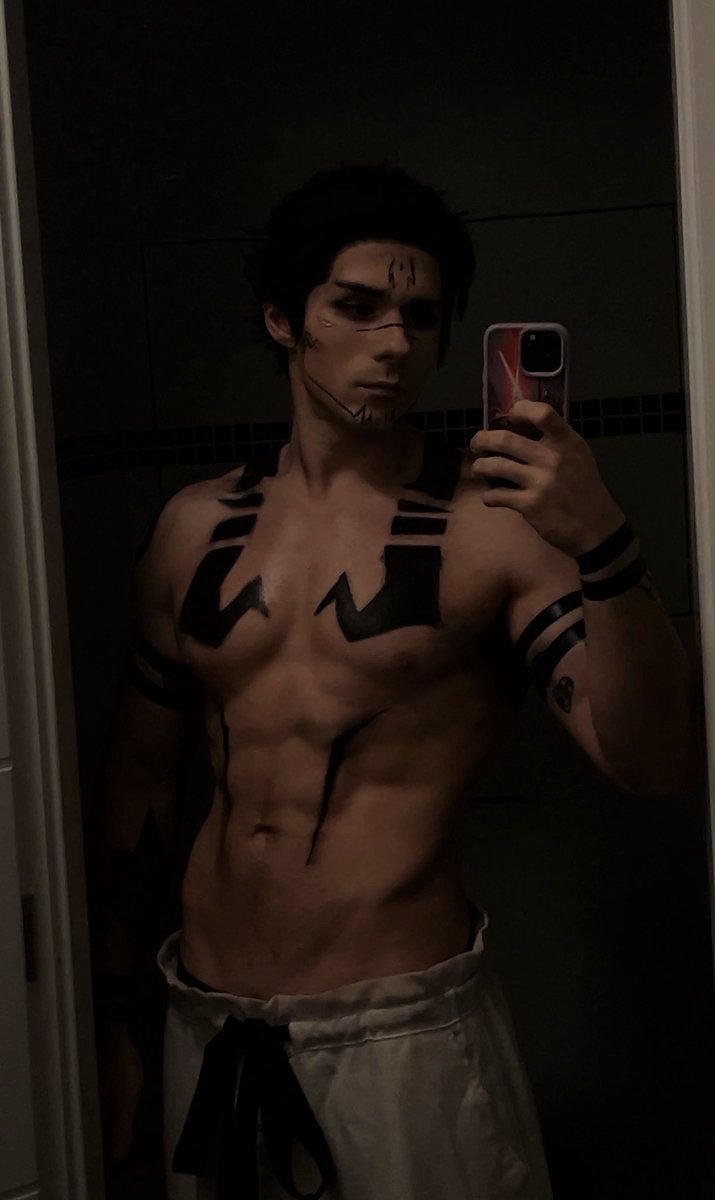 Garcheeks's tweet photo. Why is Sukuna’s hair black https://t.co/u6mRYahWZ3